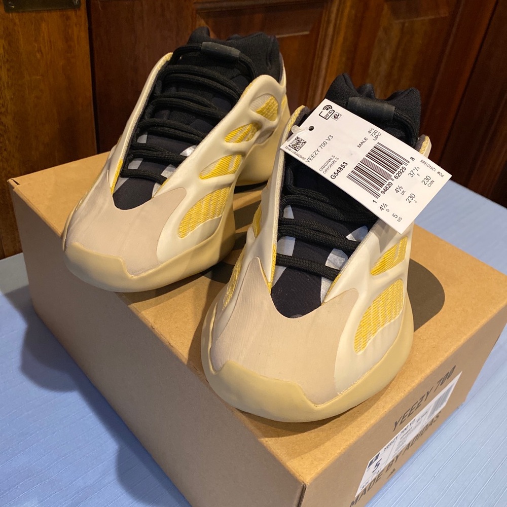 Yeezy 700 V3 size 5 men